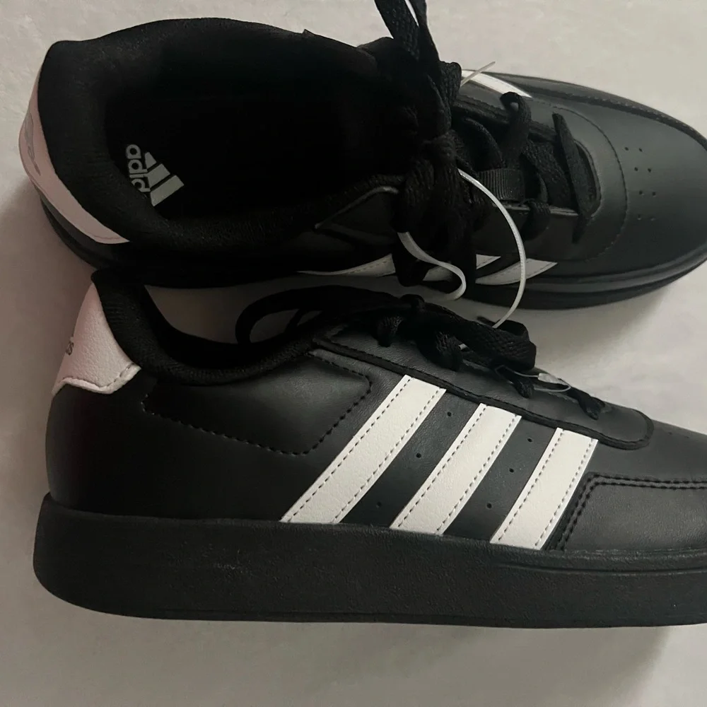 Adidas Men's Black and White Striped Sneakers, Size 6, Brand‎ New